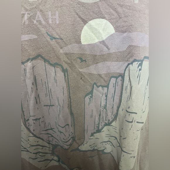 Utah Abercrombie Distressed Tee Shirt - Picture 3 of 4